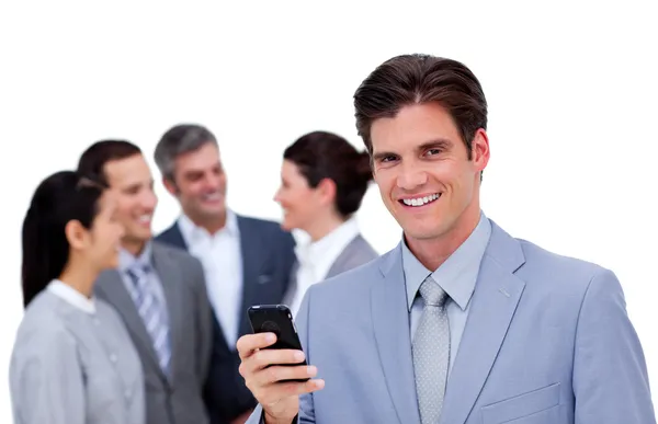 Okouzlující správce na telefon držet před jeho tým — Stock fotografie