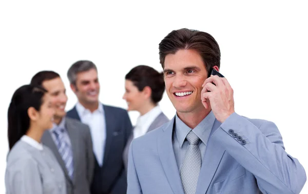 Веселий менеджер по телефону стоїть перед своєю командою — стокове фото