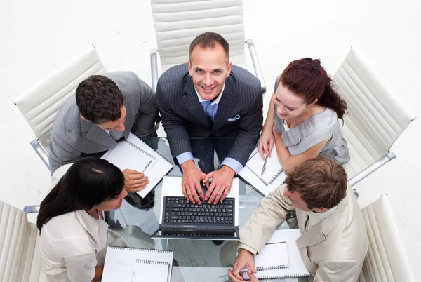 Hög vinkel för business manager arbetar med sitt team — Stockfoto