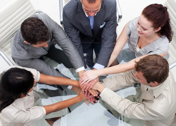 Close-up da equipe de negócios com as mãos juntas. Trabalho em equipa — Fotografia de Stock