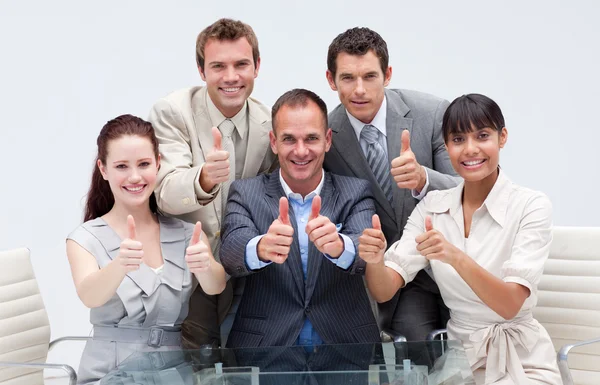 Equipe de negócios confiante com polegares para cima — Fotografia de Stock