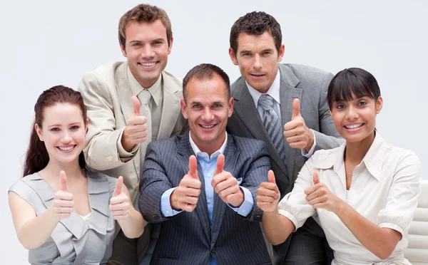 Happy business team med tummen upp — Stockfoto