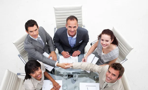 Equipe de negócios trabalhando juntos em um escritório — Fotografia de Stock