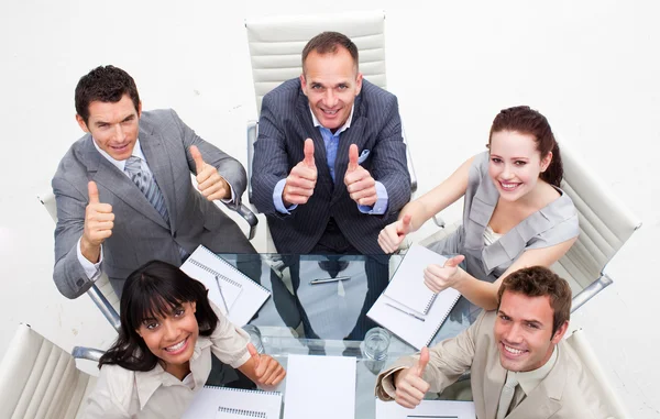 Equipe de negócios exuberante com polegares para cima — Fotografia de Stock