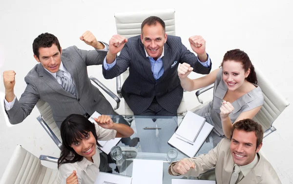 Equipe de negócios exuberante celebrando um sucesso — Fotografia de Stock
