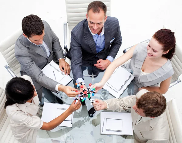 Equipe de negócios examinando moléculas no escritório — Fotografia de Stock