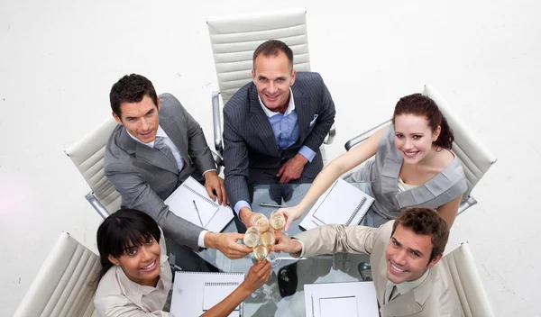 Alta angolazione del team di lavoro che beve champagne in ufficio — Foto Stock