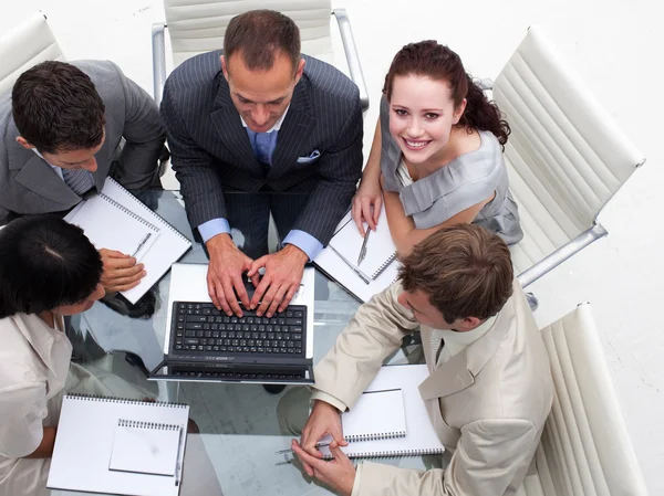 Hoge hoek van zakenvrouw werken met zijn collega 's — Stockfoto