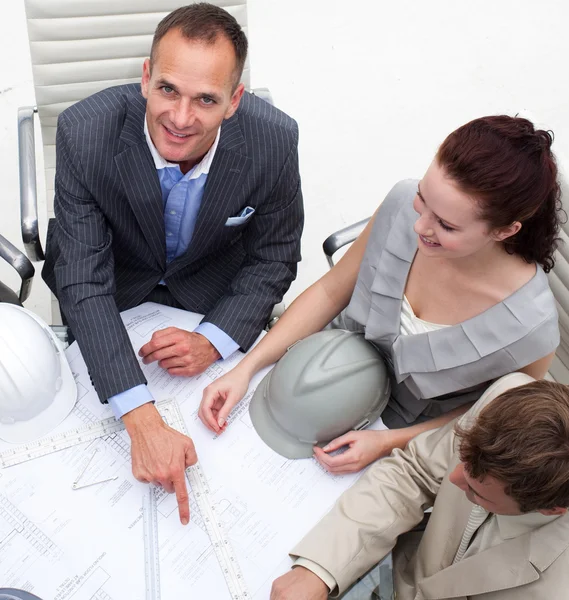 Arkitekt man pekar på en plan i ett möte — Stockfoto