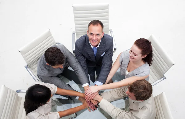 Lachende manager hand in zijn collega's hand — Stockfoto