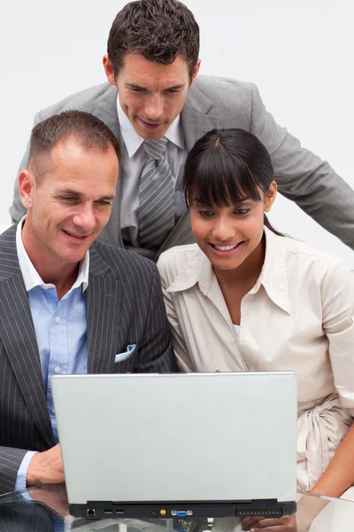 Dois homens de negócios e uma mulher de negócios usando um laptop — Fotografia de Stock