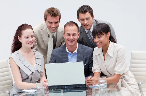Zakelijke team dat werkt met een laptop in een kantoor — Stockfoto