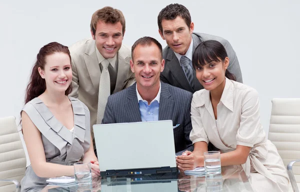 Multiethnisches Geschäftsteam arbeitet in einem Büro zusammen — Stockfoto