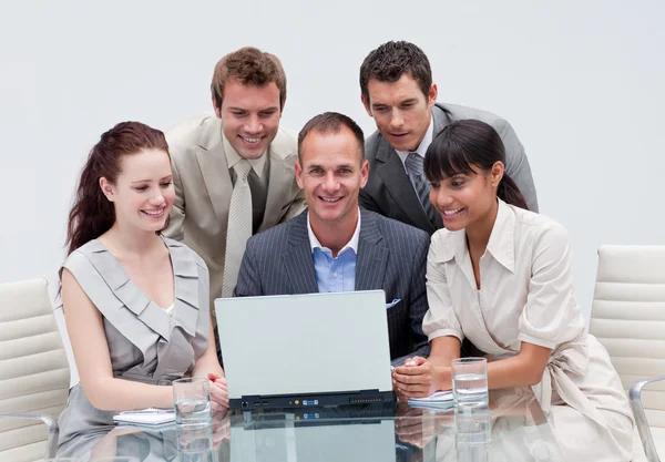 Zakelijke team samen te werken in een kantoor — Stockfoto