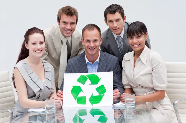 Усміхнена ділова команда тримає символ переробки. Екологічний автобус — стокове фото