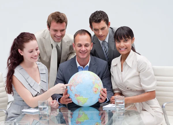 Obchodní tým drží zemský Globus. ve světě podnikání — Stock fotografie