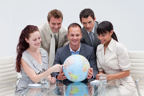 Business laget innehar en terrestrial globe. internationella busines — Stockfoto