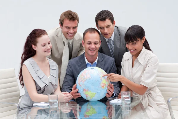 Obchodní tým drží zemský Globus — Stock fotografie