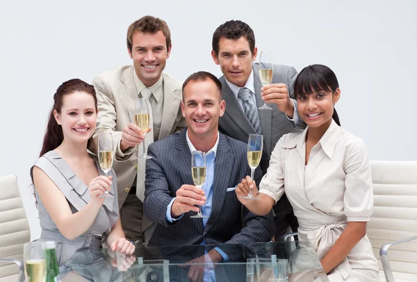 Equipe de negócios comemorando um sucesso com champanhe no escritório — Fotografia de Stock