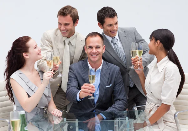Geschäftsteam stößt mit Champagner im Büro an — Stockfoto