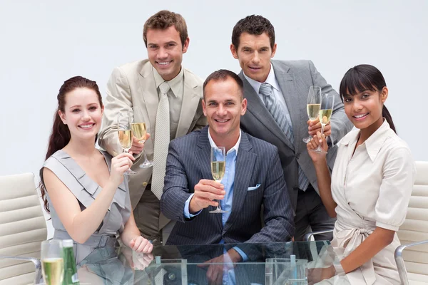 Geschäftsteam stößt mit Champagner im Büro an — Stockfoto