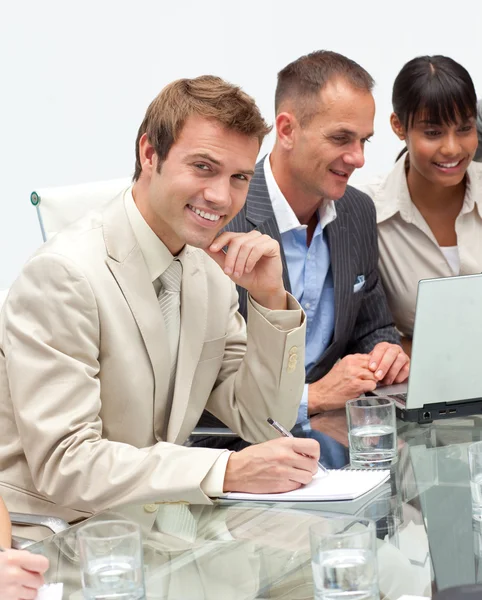 Sonriente joven empresario tomando notas — Foto de Stock