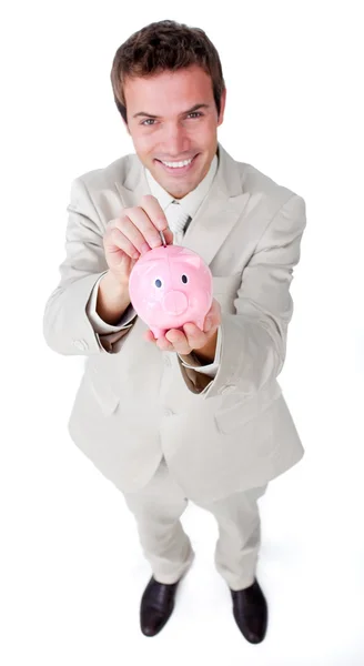 Charismatischer Geschäftsmann spart Geld in Sparschwein — Stockfoto
