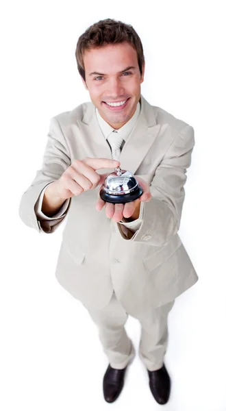 Homme d'affaires confiant et souriant utilisant une cloche de service — Photo