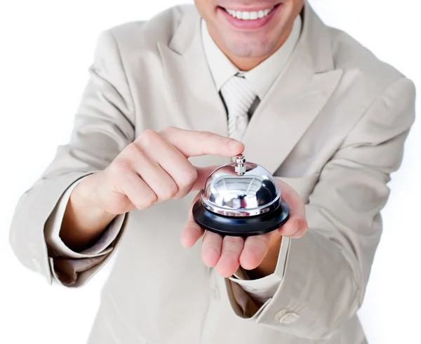 Primer plano de un hombre de negocios sonriente usando una campana de servicio — Foto de Stock
