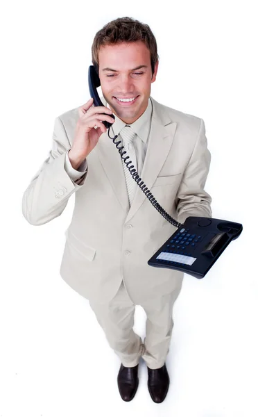 Впевнений молодий бізнесмен розмовляє по телефону — стокове фото
