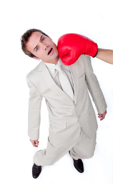 Homem de negócios caucasiano sendo atingido com uma luva de boxe — Fotografia de Stock