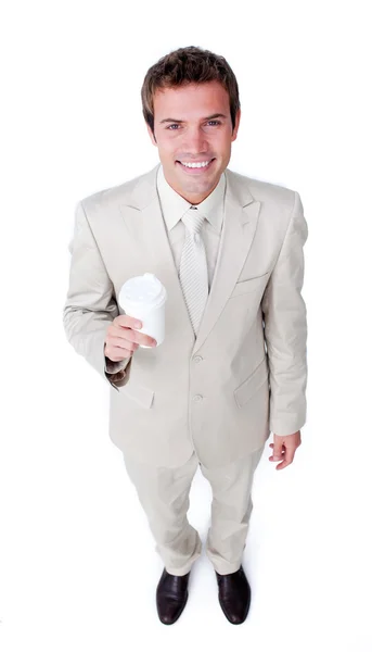 Ελκυστική επιχειρηματίας που κρατάει ένα κυπελάκι της κατανάλωσης — Φωτογραφία Αρχείου