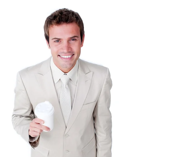 Χαμογελώντας επιχειρηματίας που κρατάει ένα κυπελάκι της κατανάλωσης — Φωτογραφία Αρχείου