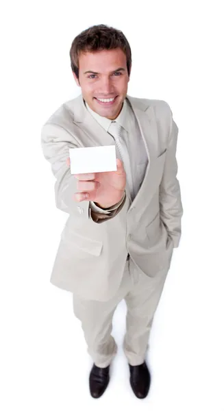 Assertivo homem de negócios caucasiano segurando um cartão branco — Fotografia de Stock