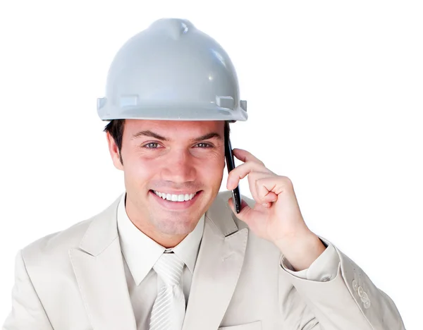 Close-up van een glimlachende mannelijke architect op telefoon — Stockfoto