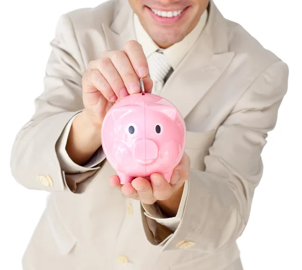 Närbild av en affärsman som sparar pengar i en spargris — Stockfoto