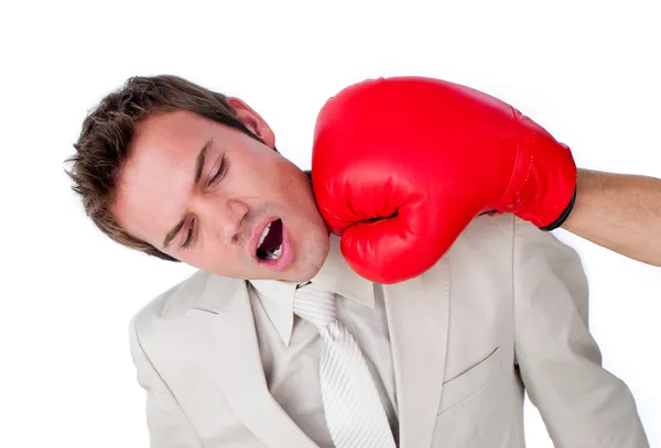 Close-up de um homem de negócios sendo atingido com uma luva de boxe — Fotografia de Stock