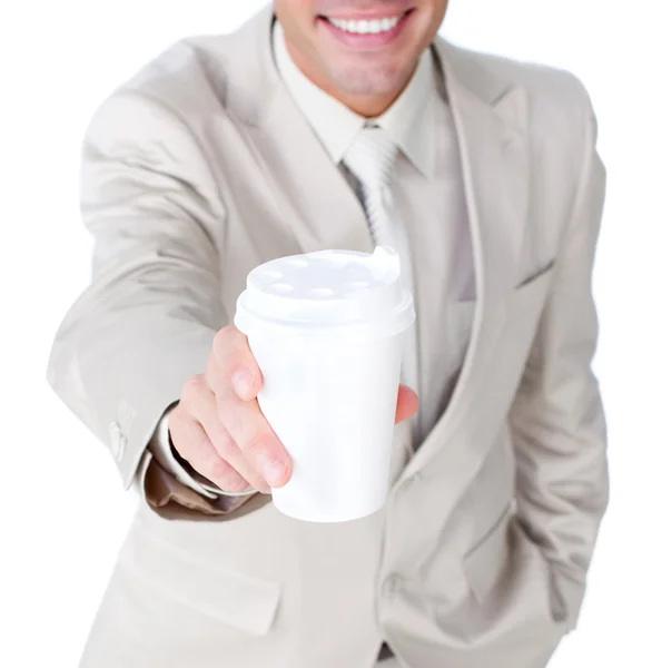 Close-up van een zakenman tonen een drinkbeker — Stockfoto