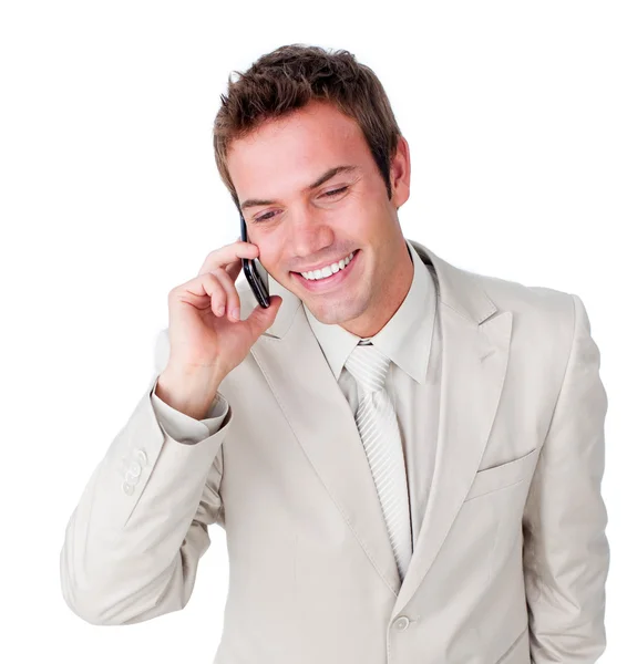 Уверенный бизнесмен разговаривает по телефону — стоковое фото