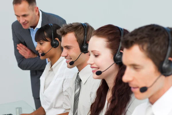 Gerente conversando com sua equipe em um call center — Fotografia de Stock