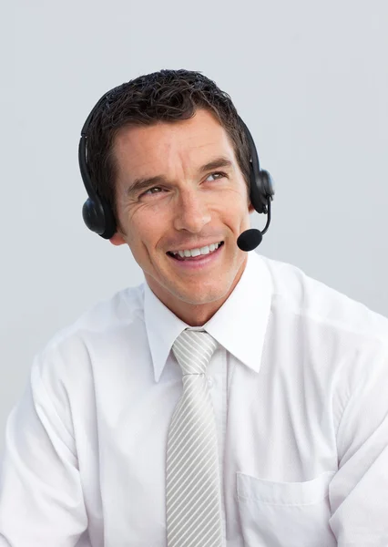 Sorridente uomo maturo che lavora in un call center — Foto Stock
