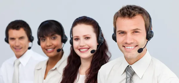 Equipe sorridente trabalhando em um call center — Fotografia de Stock