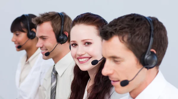 Lachende vrouw die werkt in een callcenter met haar collega 's — Stockfoto