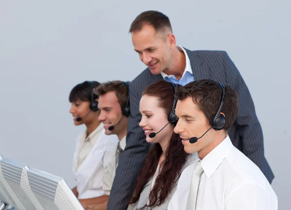 Gerente e equipe trabalhando em um call center — Fotografia de Stock