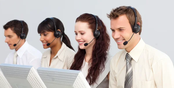 Zakelijke team dat werkt in een callcenter — Stockfoto