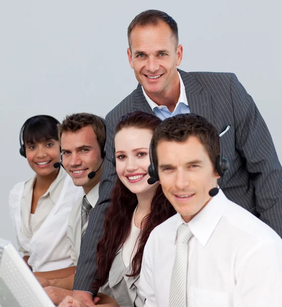 Zakelijke team dat werkt in een callcenter — Stockfoto