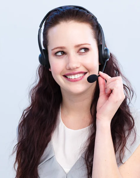 Brunette vrouw die werkt in een callcenter — Stockfoto