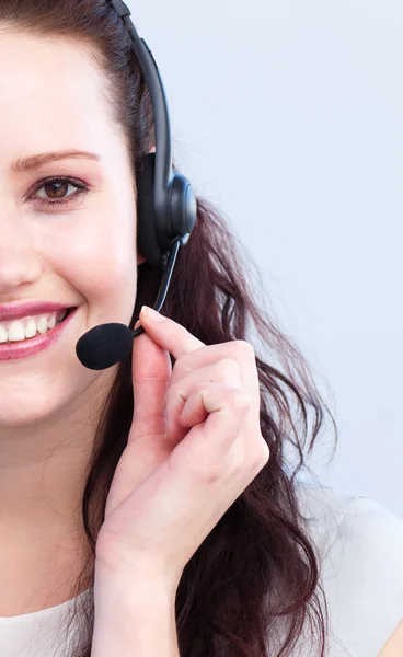Retrato de mujer atractiva sonriente con un auricular puesto —  Fotos de Stock
