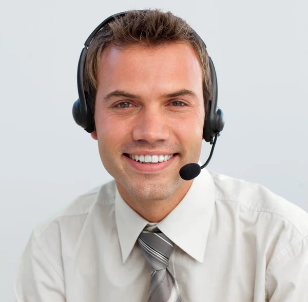 A fülhallgatóval a mosolygó üzletember portréja — Stock Fotó