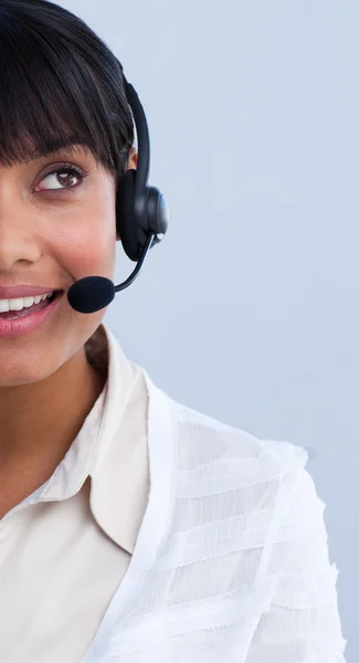 Close-up van een aantrekkelijke etnische zakenvrouw in een callcenter — Stockfoto